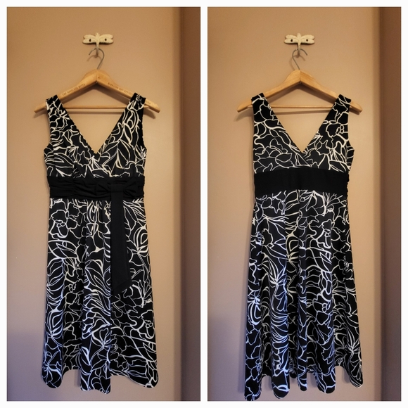 Black & white sleeveless floral dress with attached sash and bow. Size 4 - Picture 1 of 7